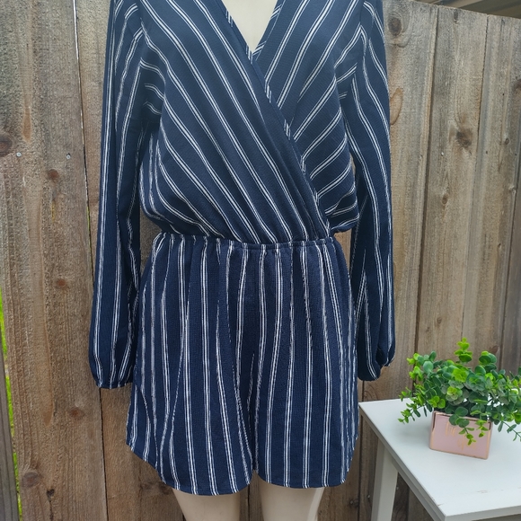 NWT Charlotte Russe Shorts Romper Color Navy Blue/ White Size Medium - Picture 2 of 7